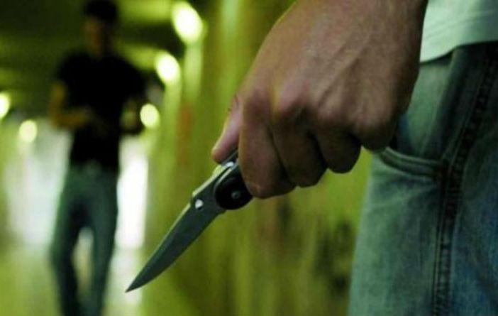 uomo con un coltello in mano