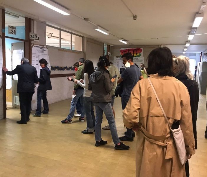 Gente in coda per votare oggi al seggio