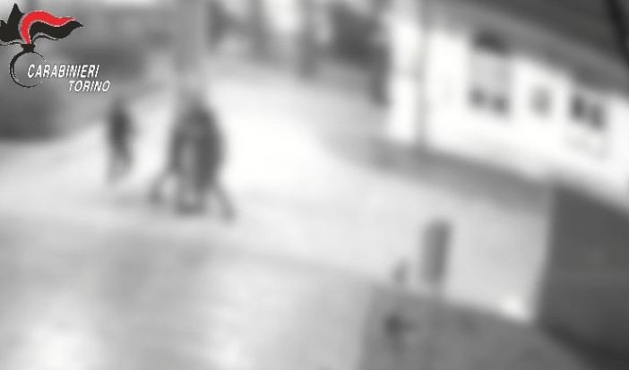 Aggressioni e minacce sull'autobus per Pont Canavese: denunciate dieci persone