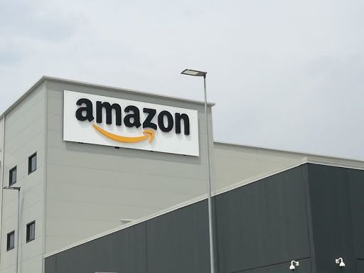 la scritta dello stabilimento Amazon di Torrazza Piemonte
