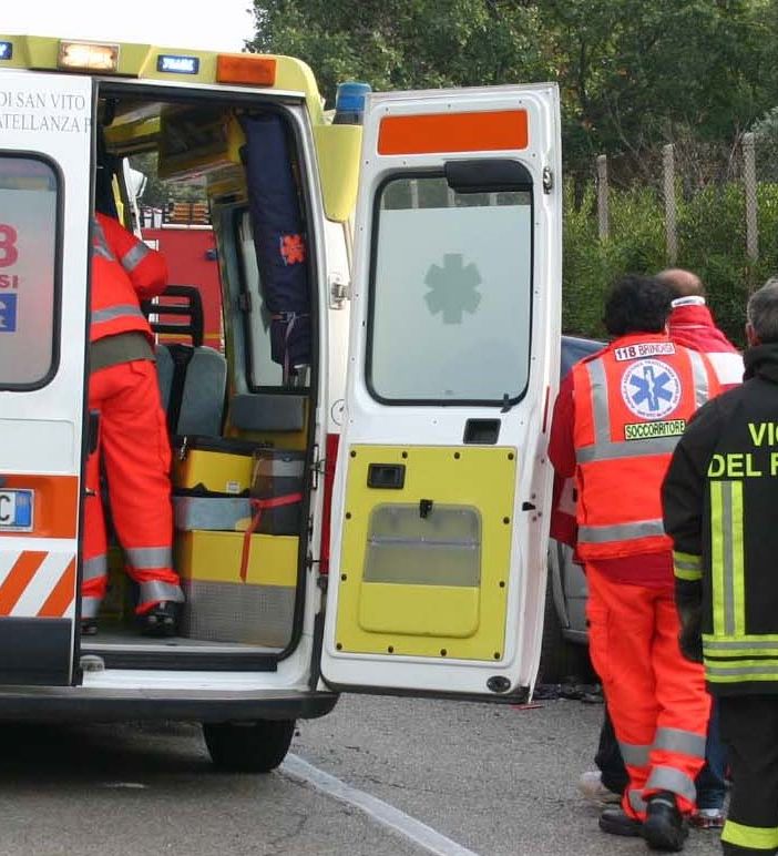 Volpiano, una moto si schianta contro un'auto: muore un 38enne