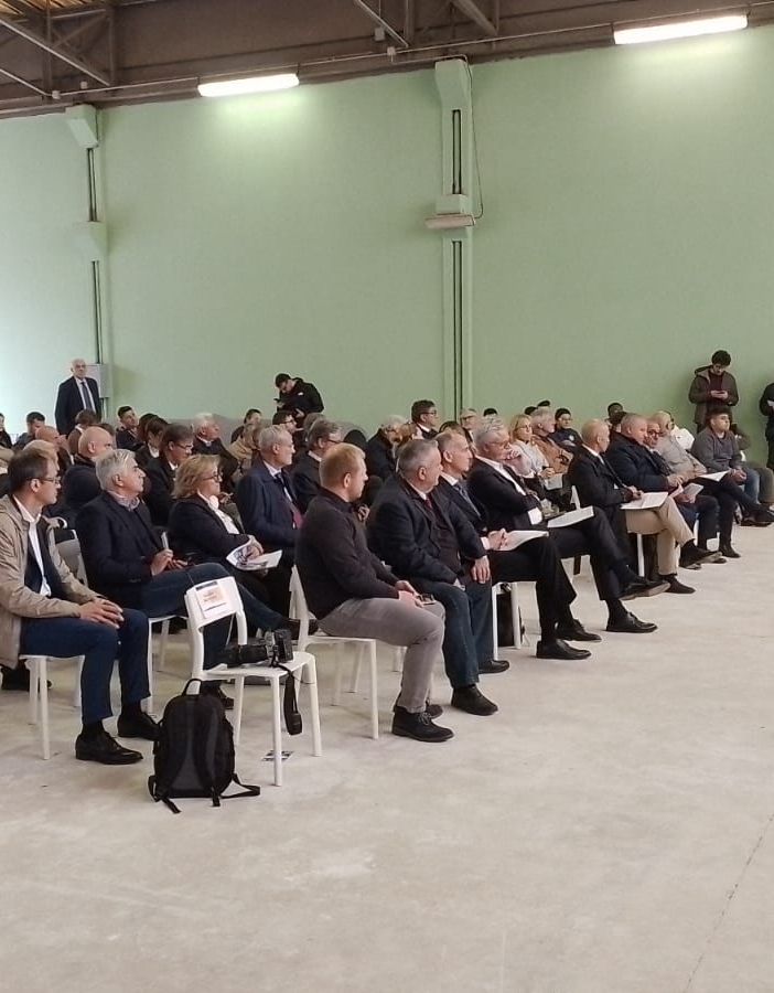 incontro con persone sedute su più file