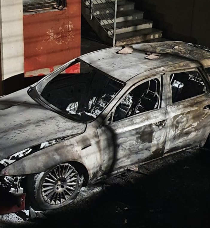 auto carbonizzata - foto d'archivio