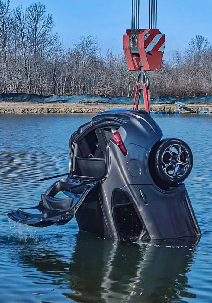 I sub si sono immersi, portando in superficie il mezzo