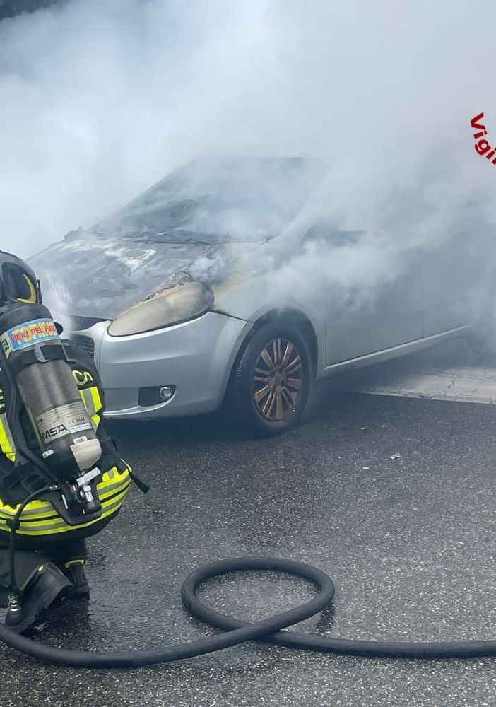 Auto in fiamme, temporaneamente chiuso al traffico il raccordo Torino-Caselle