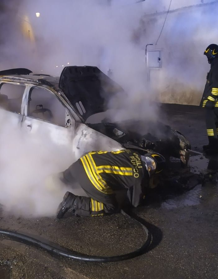 auto in fiamme