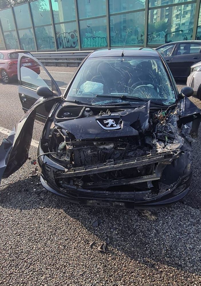 Incidente sull'autostrada A5 allo svincolo di Volpiano: furgone si ribalta, ferito il conducente
