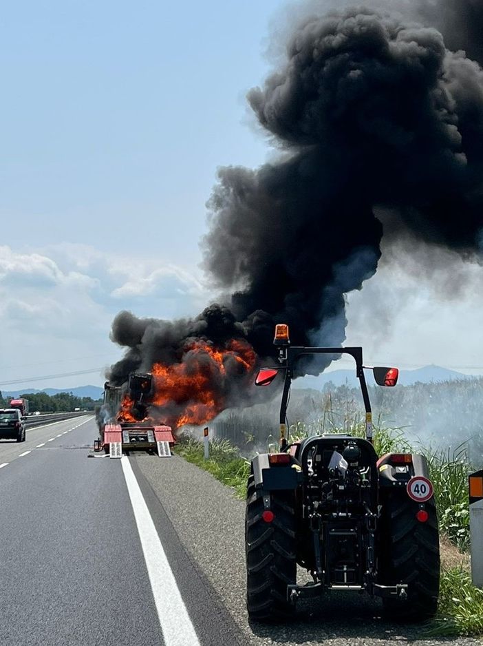 autoarticolato in fiamme