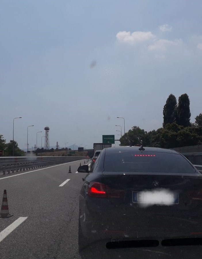 Auto precipita dal cavalcavia sulla A5 Volpiano-Settimo: muore una donna di 70 anni