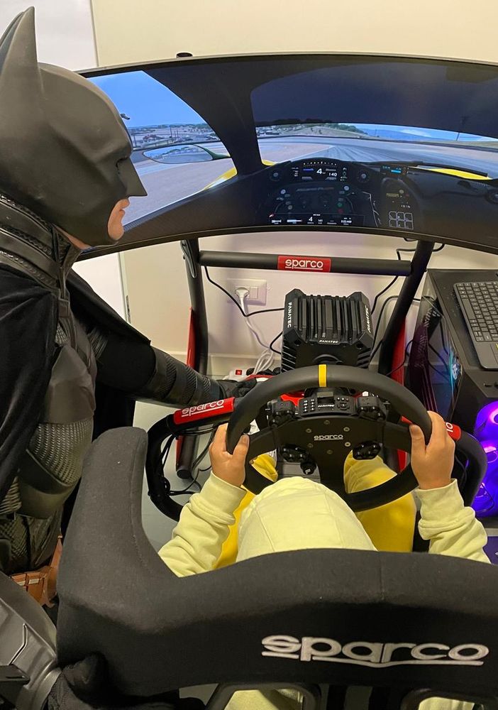 I bimbi di Ugi sfrecciano in Ferrari a Monza con il simulatore donato da Sparco