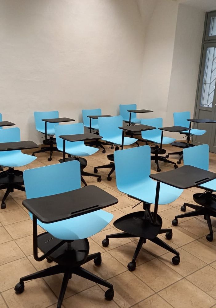 banchi a rotelle in un'aula di scuola