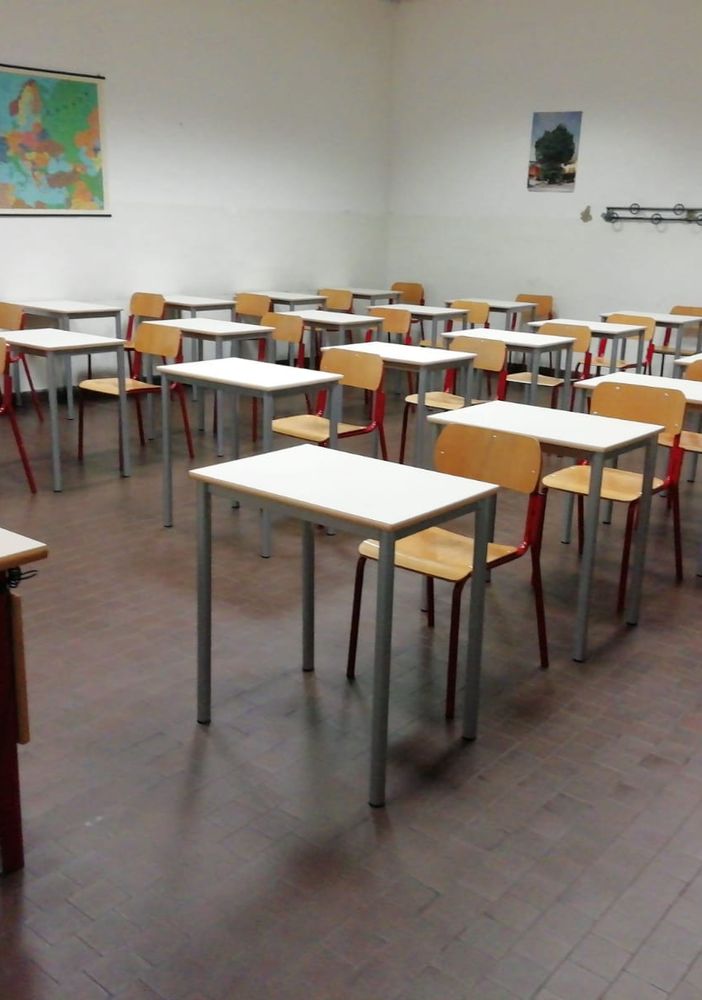 Banchi monoposto anti-Covid, dalla Città metropolitana ne arrivano 3400, ma nessuno ha le ruote