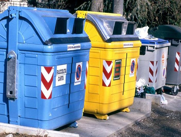 Bidoni per la raccolta differenziata dei rifiuti