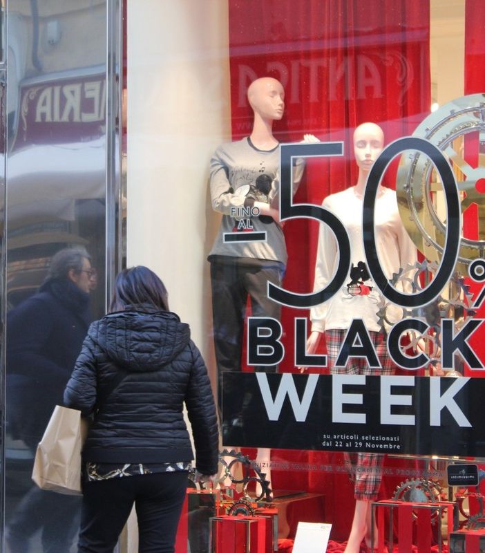 vetrina con sconti per il black friday