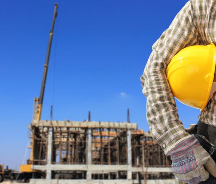 muratore con casco in cantiere