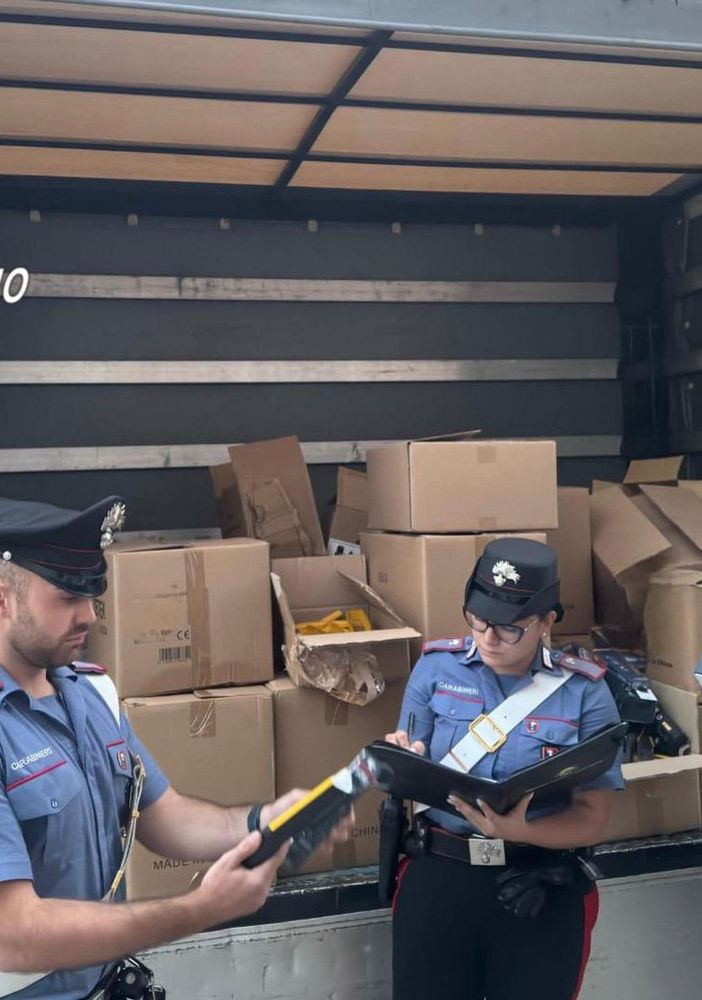 Rivarolo Canavese, rubavano materiale elettrico da un'azienda per rivenderlo online: denunciati in tre