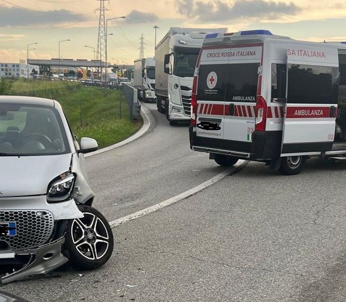 Settimo, scontro tra due auto al casello: disagi per la circolazione