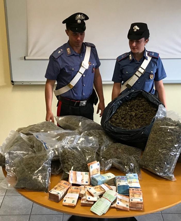 La villa era in realtà un &quot;bunker&quot; della droga: arrestati due trafficanti dopo ore di appostamenti [VIDEO]