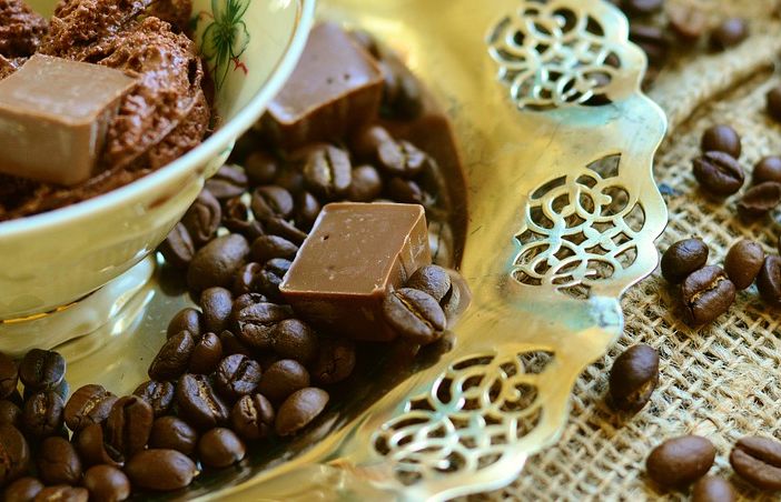 caffè in tazzina e pezzi di cioccolato