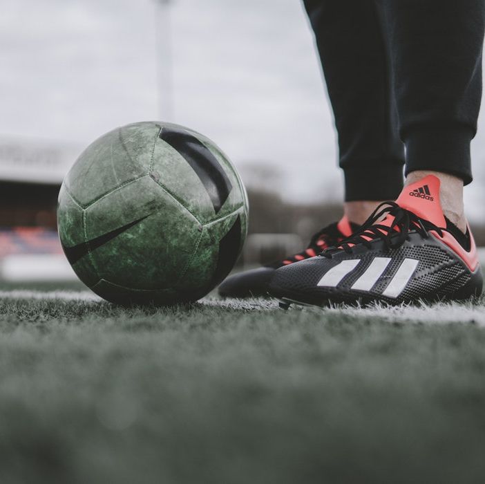 campo da calcio con un pallone