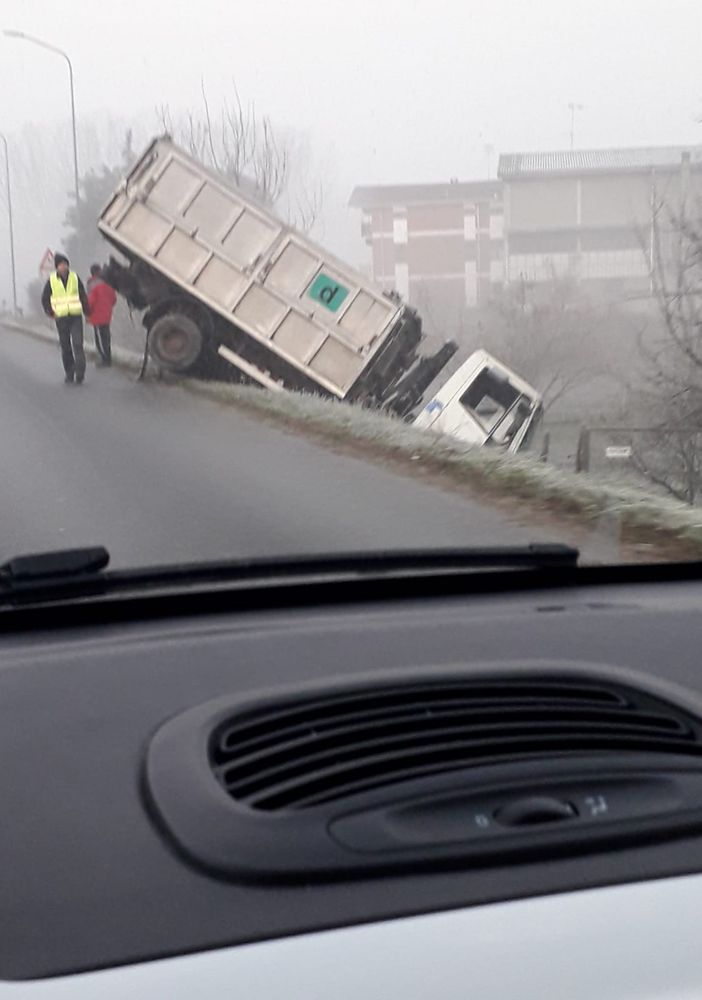 Camion fuori strada a Lauriano: fatale il ghiaccio sulla provinciale