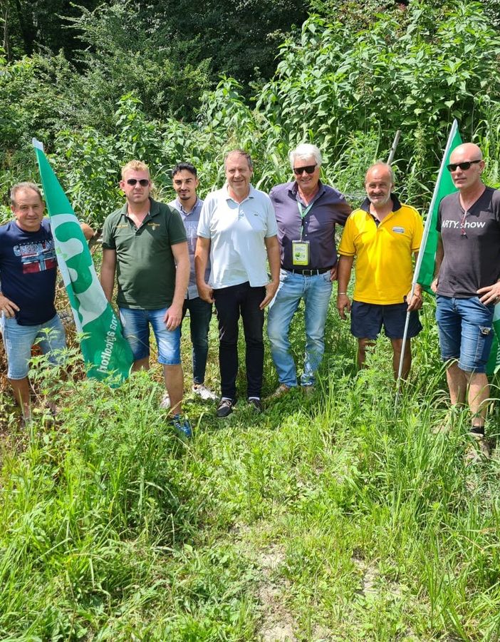 I buchi sono stati aperti a colpi di tronchese lungo la Dora, tra Ivrea, Montalto Dora e Borgofranco I buchi sono stati aperti a colpi di tronchese lungo la Dora, tra Ivrea, Montalto Dora e Borgofranco