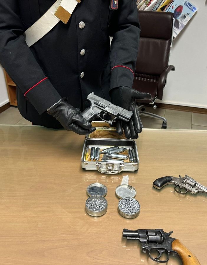 carabiniere che mostra pistole