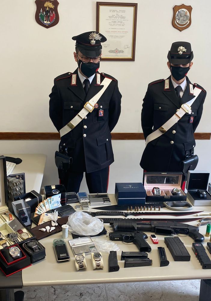 carabinieri con droga e armi sequestrate