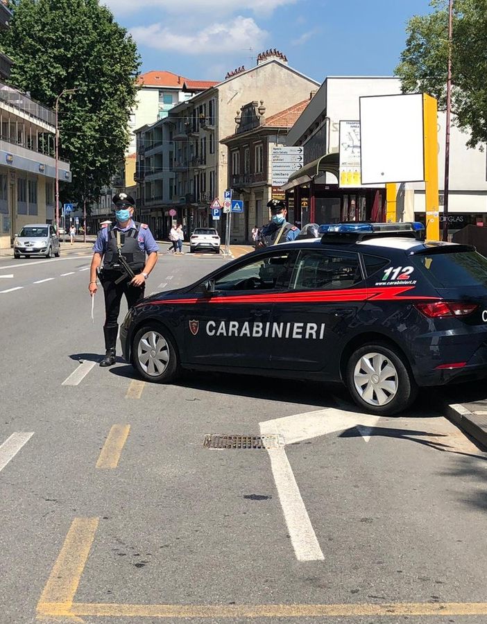 Ivrea, sale sul bus senza mascherina e aggredisce l'autista che lo aveva richiamato
