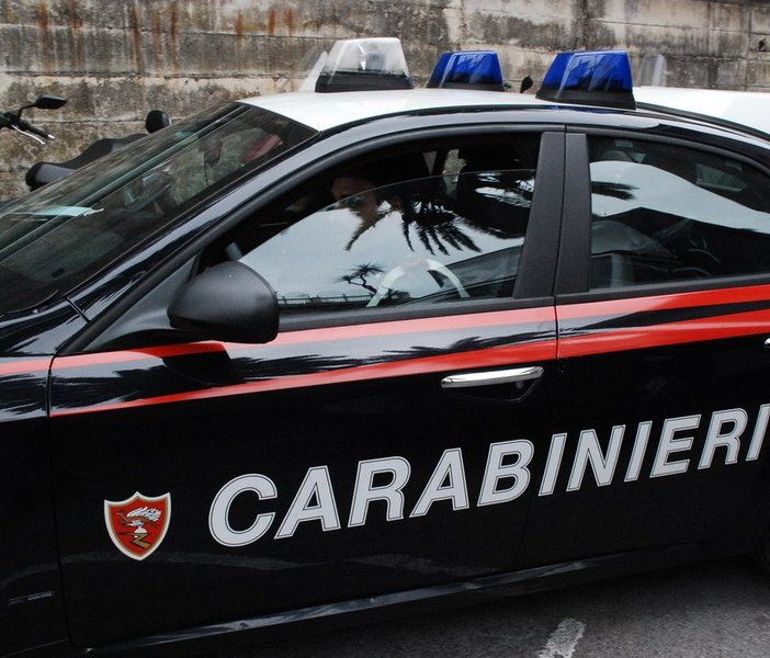Castellamonte, auto colpita da tre colpi d'arma da fuoco mentre viaggia in strada: ma potrebbe trattarsi di un &quot;errore&quot;