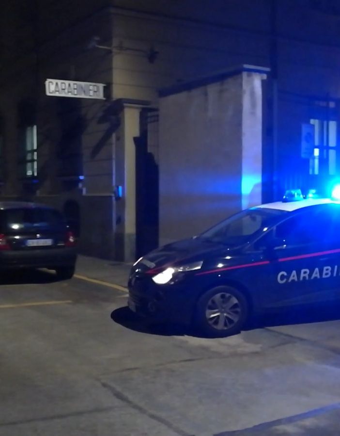 Deruba e picchia due persone sul treno Torino-Ivrea