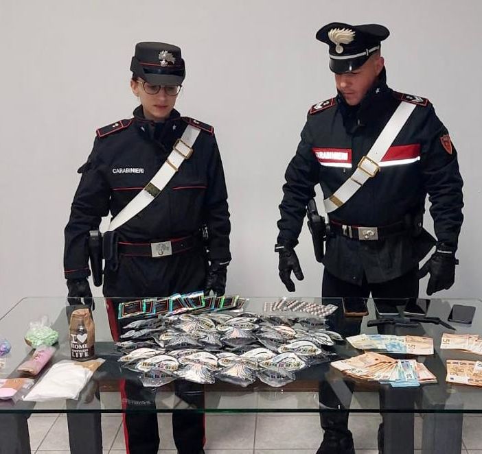 Carabinieri con droga e denaro sequestrato su un tavolo