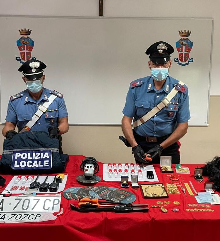carabinieri con gioielli e denaro
