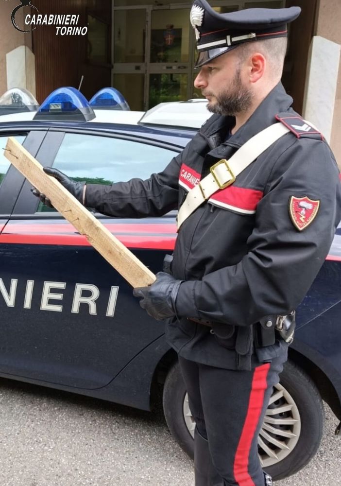 carabinieri con asse di legno in mano