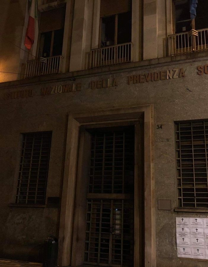 Protesta shock di Casa Pound: necrologi per chi &quot;è morto aspettando la cassa integrazione&quot;