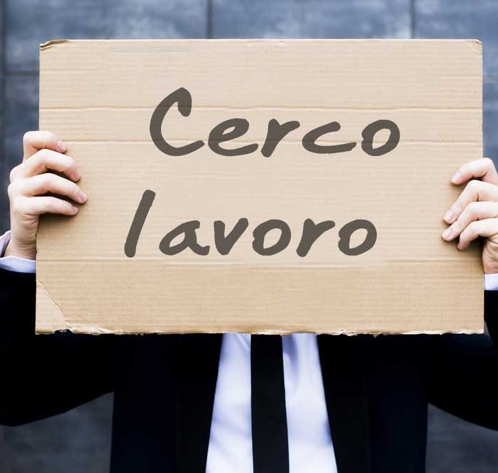 persona che regge un cartello con scritto &quot;cerco lavoro&quot;