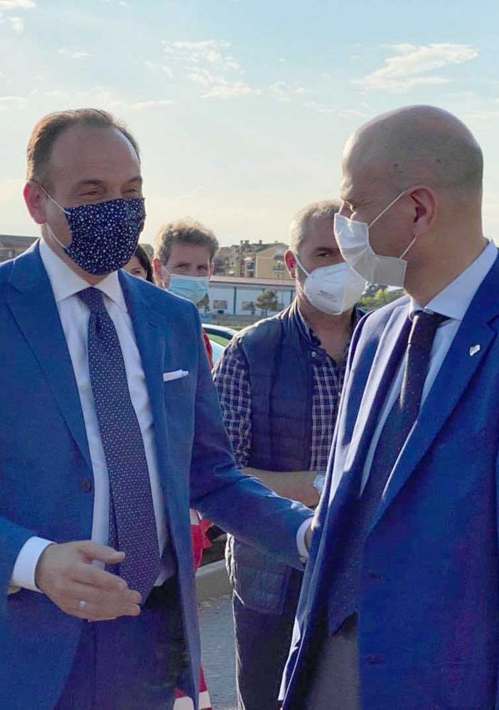 Il presidente Alberto Cirio al centro vaccini di Leinì con il sindaco Renato Pittalis