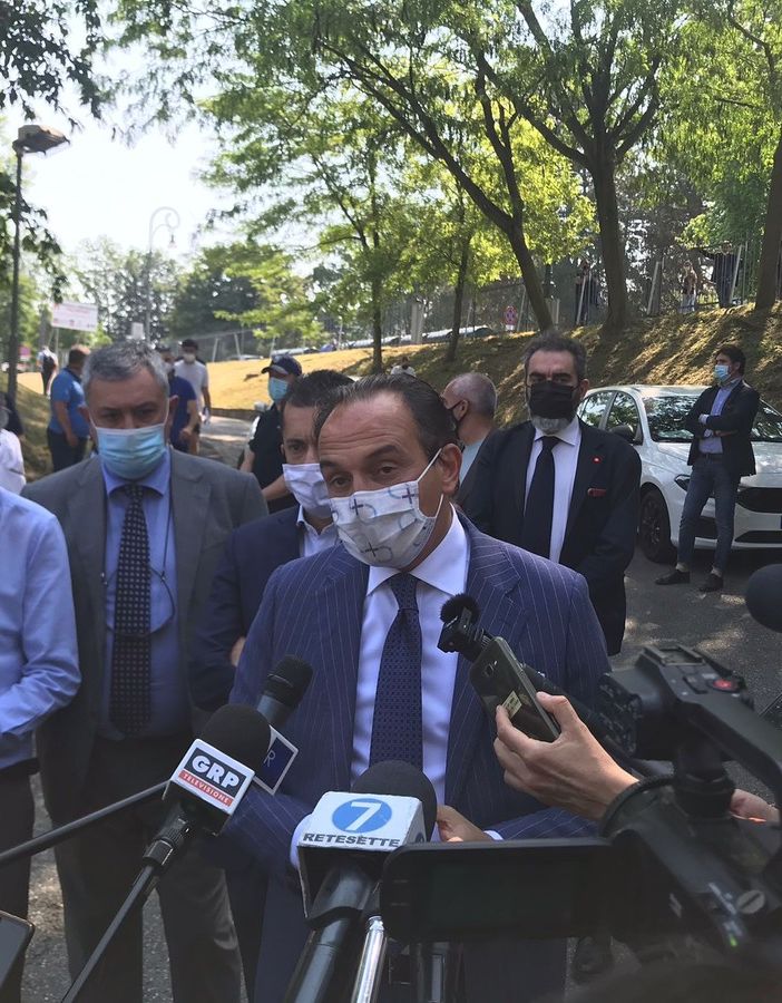 Alberto Cirio all'hub vaccinale del Valentino