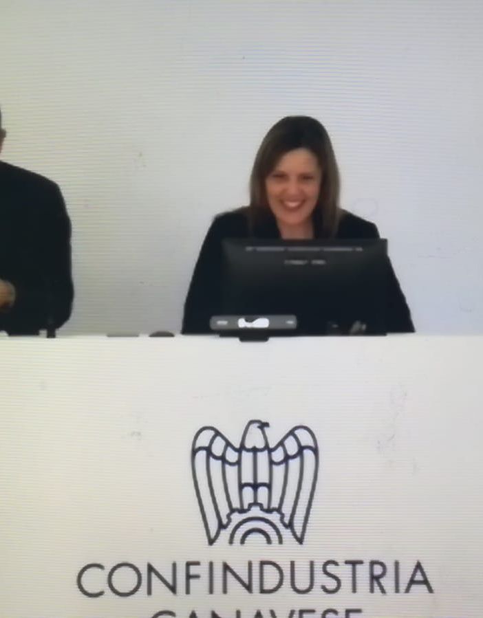 Tre persone sedute al tavolo di Confindustria Canavese