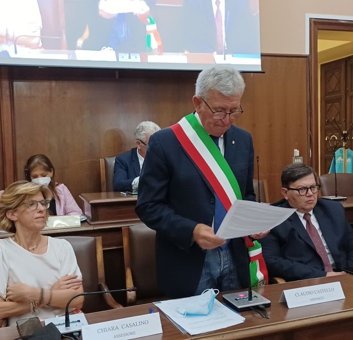 Il sindaco Castello in consiglio comunale