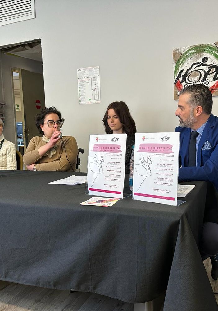 tavolata di relatori a un convegno