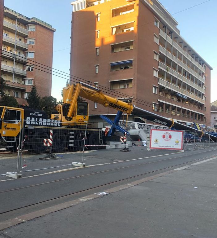 gru crollata in strada