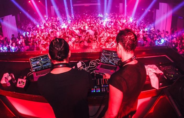 Dj di una discoteca piena di persone
