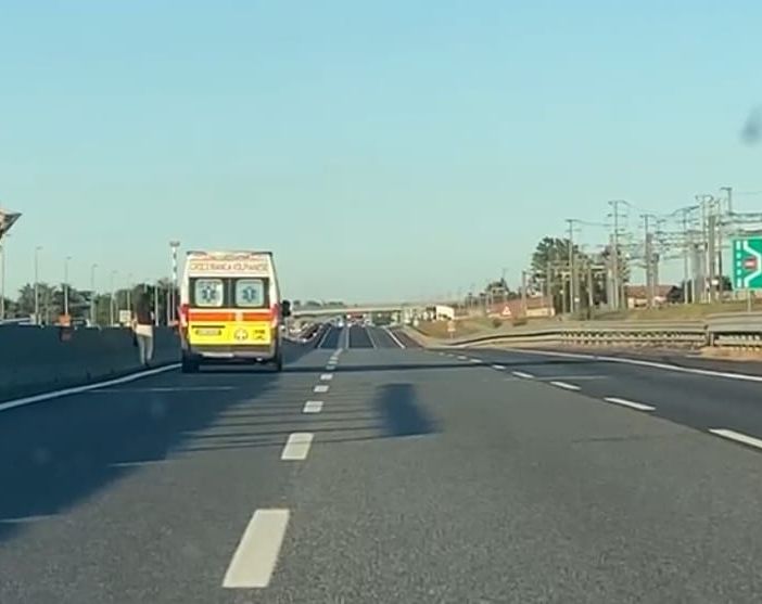 Ragazza a piedi sull'autostrada Torino-Milano: le auto l'hanno schivata per miracolo [VIDEO]