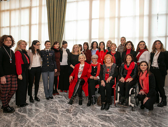 A Palazzo Lascaris staffetta al femminile sulla panchina rossa simbolo contro la violenza sulle donne