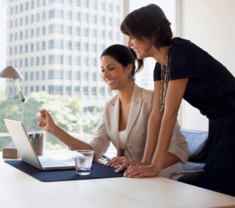 due donne alla scrivania mentre lavorano