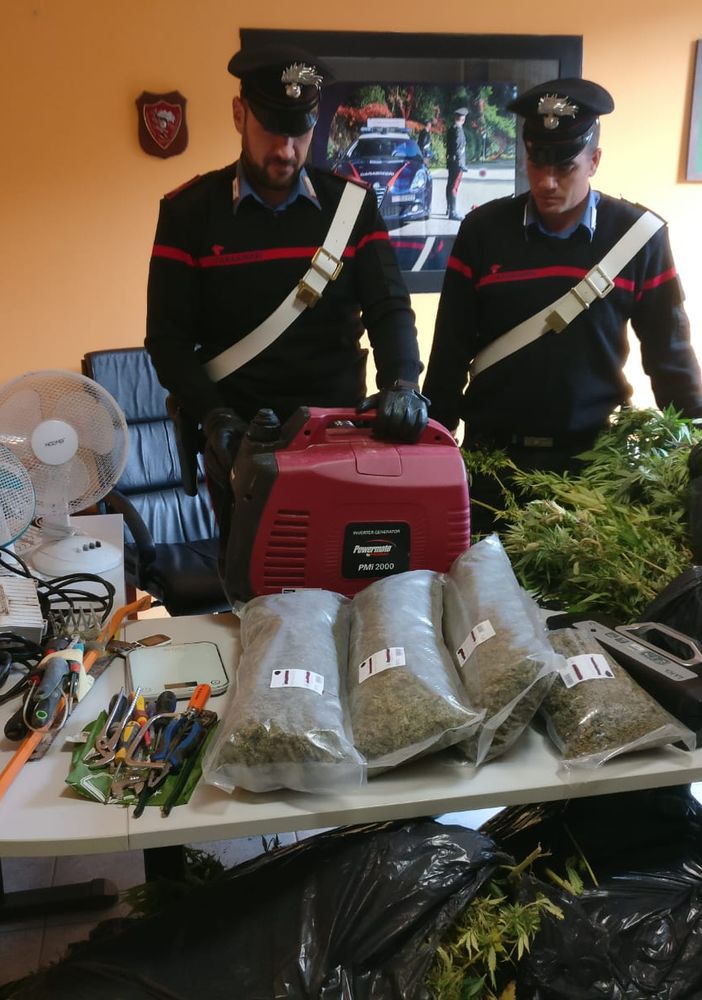 Gassino, la casa occupata era diventata un magazzino per la droga: due persone in manette [FOTO e VIDEO]