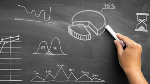 calcoli e grafici economici su una lavagna