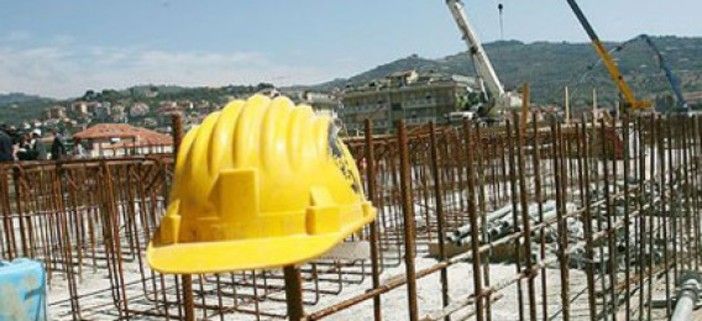 Cade dal tetto di un capannone a San Mauro Torinese: morto un operaio