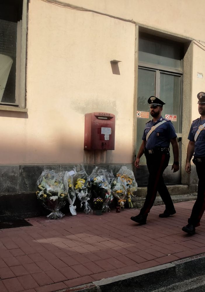Carabinieri davanti a fiori alla stazione di Brandizzo Carabinieri davanti a fiori alla stazione di Brandizzo